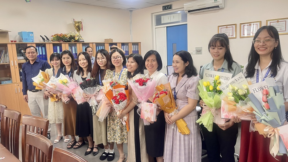 Ngày 20/10/2023 Khoa CNTT trường ĐH Nguyễn Tất Thành tổ chức buổi tiệc nhỏ tặng hoa cho các Cô giáo